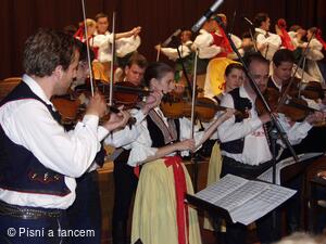 Mezinárodní folklorní festival Písní a tancem